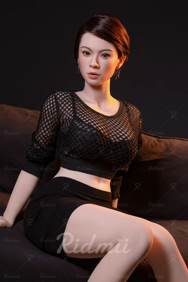 Muñeca sexual Ridmii de la famosa actriz estadounidense Lucy Liu, 158 cm, mandíbula móvil con estructura oral, incluye una segunda cabeza gratis. Reseña y análisis.