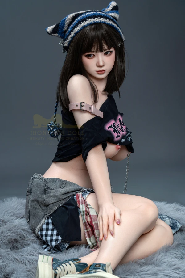 Reseña de la muñeca Irontech: Explorando el realismo y las características de la muñeca sexual coreana Maknae Nia de 158 cm, con mandíbula móvil, estructura oral y texturas de piel realistas, incluyendo ropa gratis.