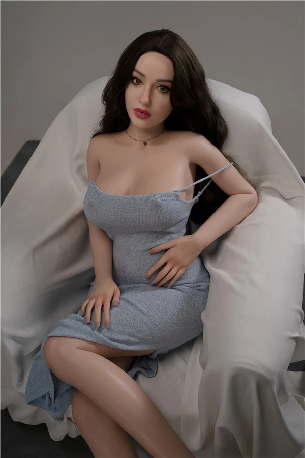 Zelex Doll presenta a Janelle, una muñeca sexual de silicona madura y tetona de piel clara de 165 cm.