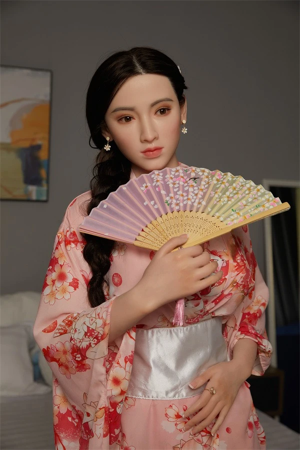 CST Doll presenta a Evelyn, una muñeca de amor realista de tamaño natural de 165 cm de inspiración japonesa.