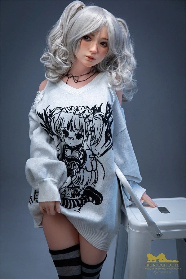Irontech Doll presenta a Chelsea, una encantadora muñeca sexual de silicona de 154 cm con dos colas.