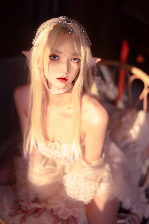 Reseña de la muñeca sexual de silicona SY Doll Fantasy Blonde Elf Alaia de 150 cm. Características de mandíbula móvil y estructura oral exploradas.