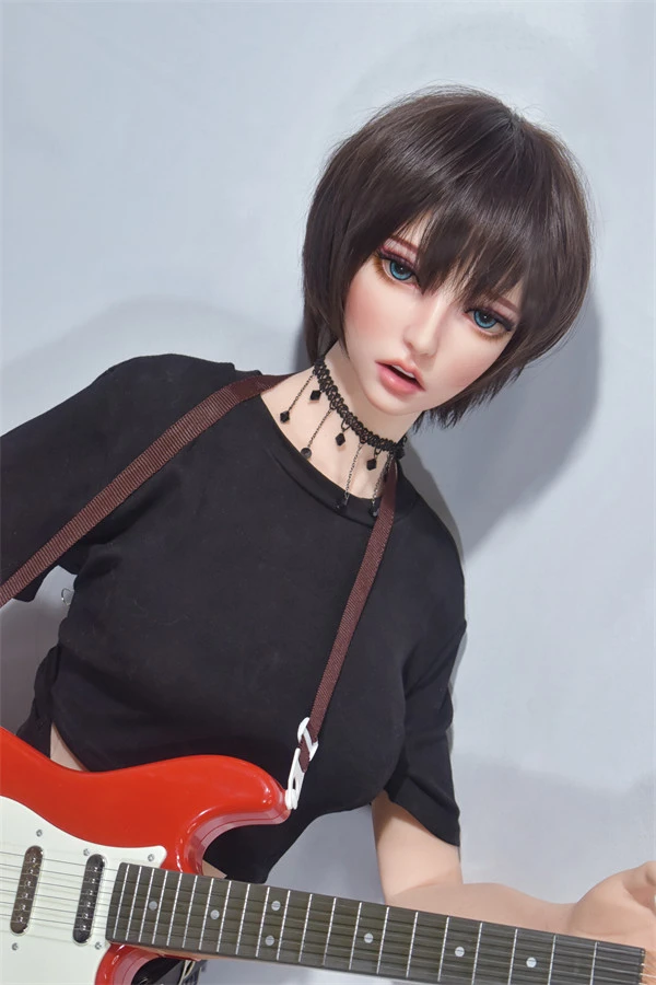 Reseña de la muñeca sexual japonesa Ellie de 150 cm de Elsa Babe con diseño de guitarrista