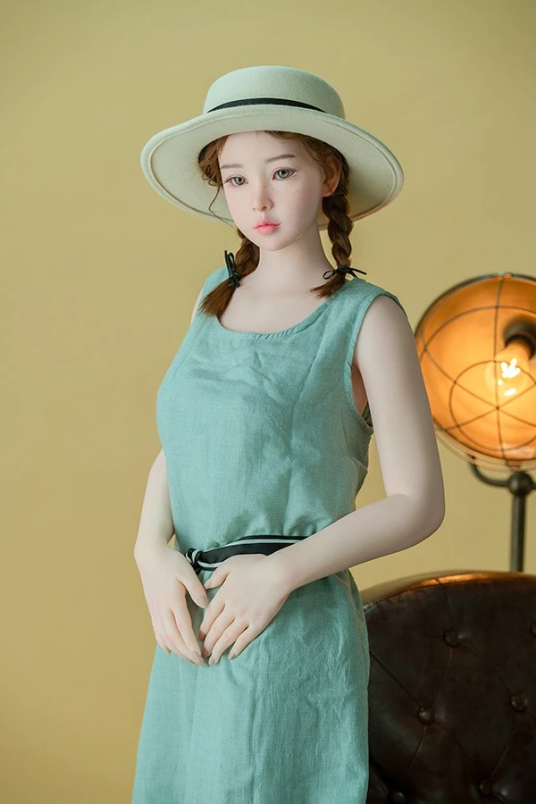 Reseña de la muñeca sexual de silicona Zelex Beatrice de 147 cm, una surrealista muñeca sexual de piel clara.