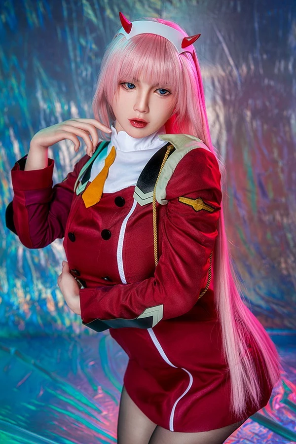 Zelex Doll presenta la atractiva muñeca sexual de anime de silicona Melanie de 165 cm con rasgos curvilíneos.