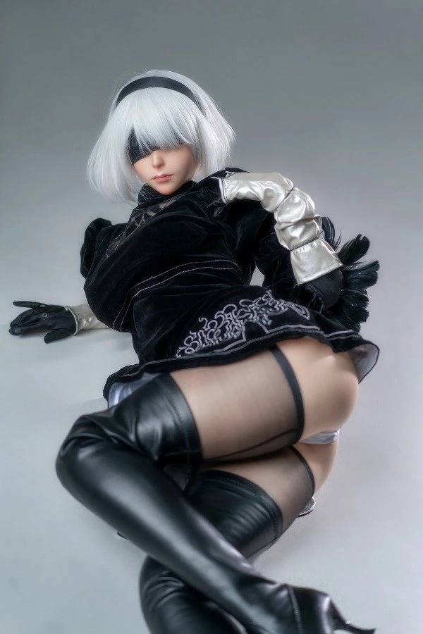 Game Lady presenta la muñeca sexual realista de anime 2B de 171 cm con atuendo de cortesía.