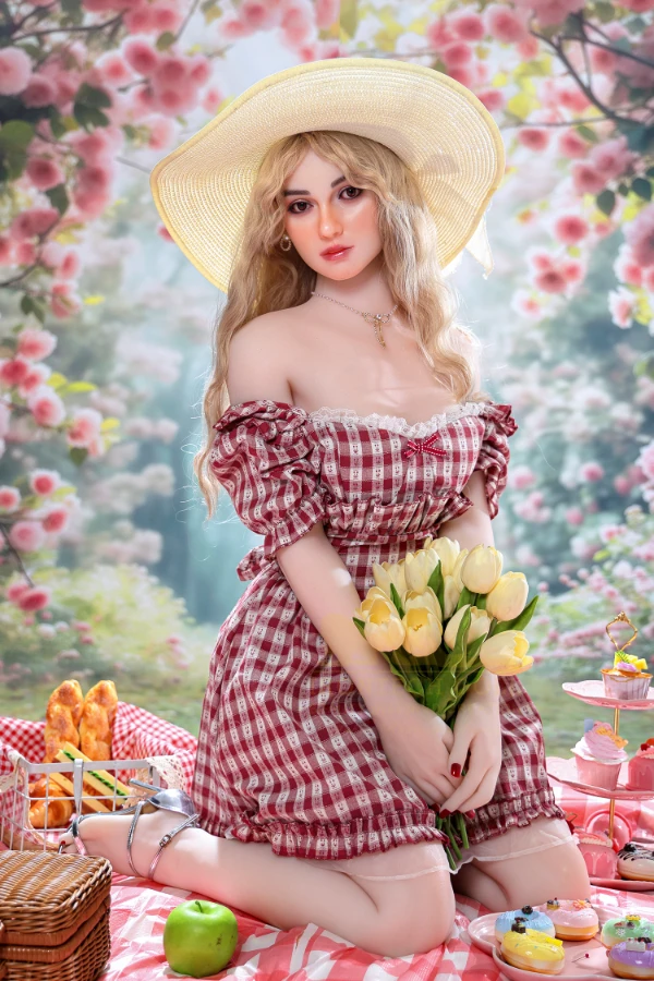 Reseña y análisis de la muñeca sexual Irontech Evelyn, de 162 cm, con cabeza de silicona, rubia, pechos pequeños y trasero grande.