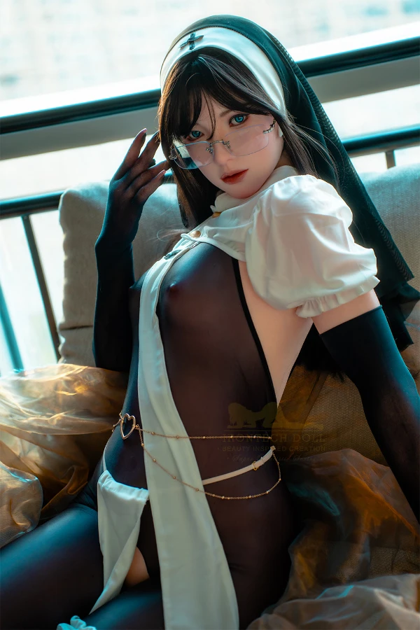 Reseña de la muñeca sexual de silicona Irontech, Kataleya, de 162 cm y piel clara.