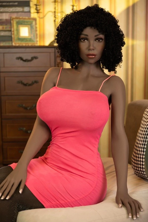 Descubre el encanto de Raelyn: una reseña de la muñeca sexual africana madura de 158 cm