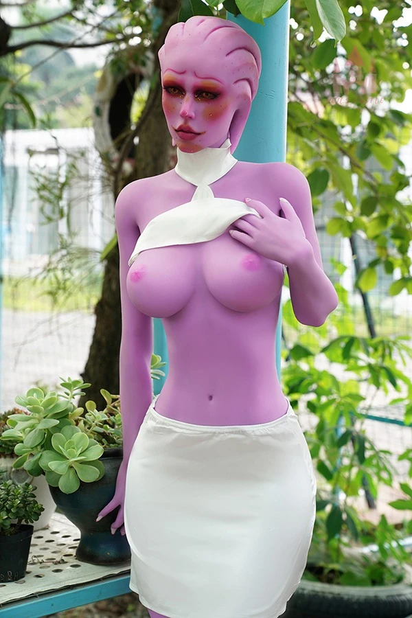 Dolls Castle presenta la enigmática muñeca sexual extraterrestre de piel morada Merlay de 170 cm