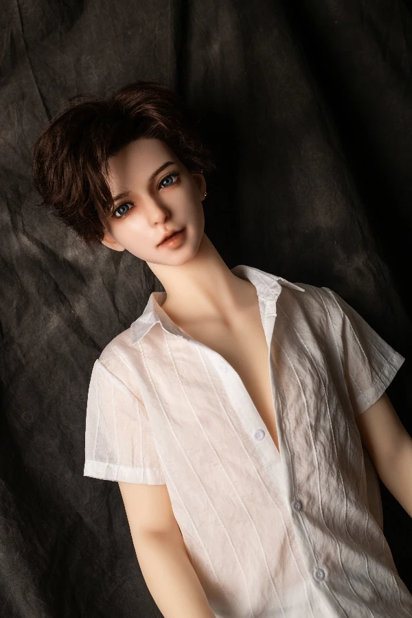 Qita Doll presenta a Miles: un impactante muñeco sexual gay de 140 cm con cabeza de silicona.