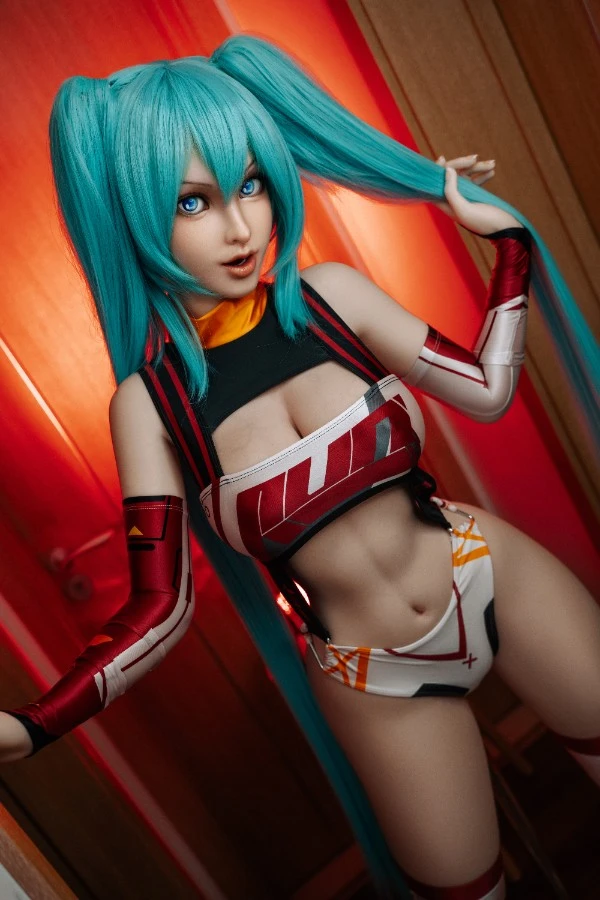 Muñeca sexual de silicona Selene de 160 cm con mandíbula móvil y estructura oral, color naranja en anime hentai. Análisis detallado y rendimiento.