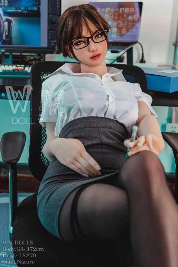 Reseña de la muñeca WM Leila de 172 cm: grandes tetas, un trasero enorme y una segunda cabeza gratis