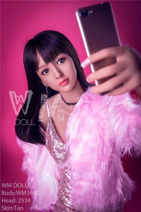 WM Dolls presenta la impresionante muñeca sexual asiática Zariah de 166 cm con una segunda cabeza de regalo.