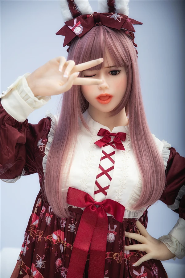 Encantadora muñeca Della de tamaño natural con cabello rosa. Mide 156 cm.