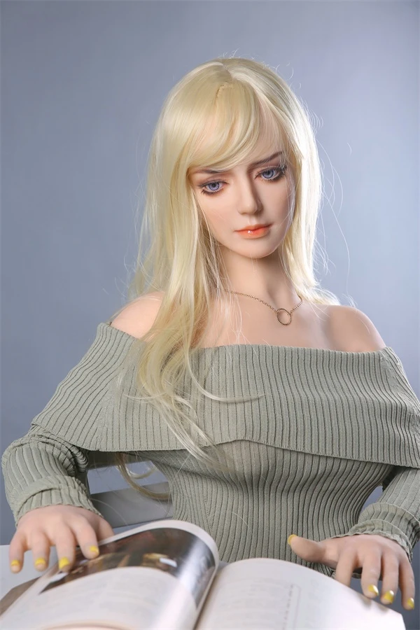 Reseña de la muñeca sexual Qita Rosie, una milf rubia madura de 168 cm.