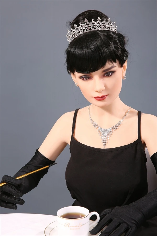 Qita Doll presenta Emelia: Muñeca sexual madura de tamaño real inspirada en Audrey Hepburn de 168 cm.