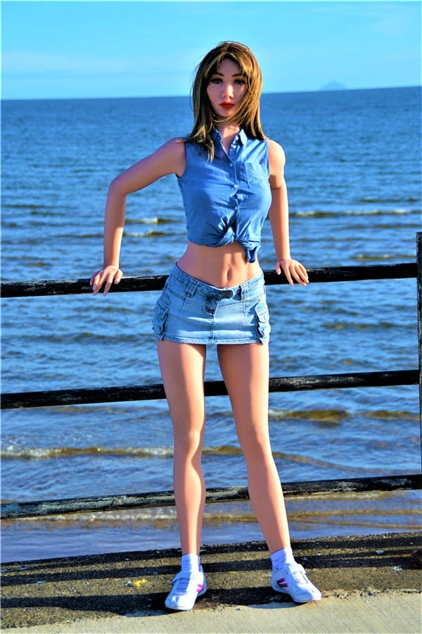 Irontech Doll presenta a Emily, una compañera adulta delgada y rubia realista de 168 cm.