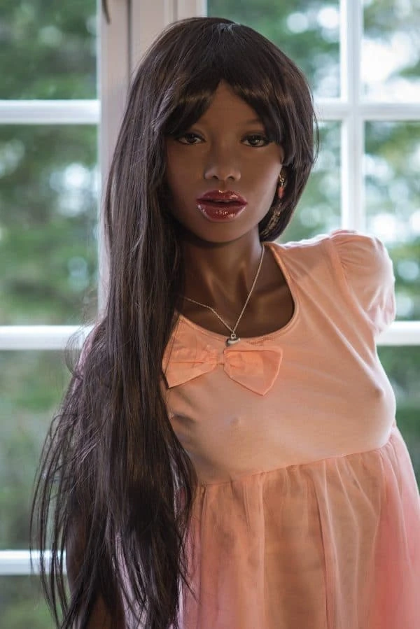 Presentamos a Adriana: la nueva muñeca sexual delgada de TPE negra con un marco de 168 cm y una segunda cabeza de cortesía.