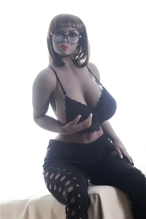 Reseña de la muñeca sexual Irontech Doll Carter Premium de 158 cm con piel morena madura