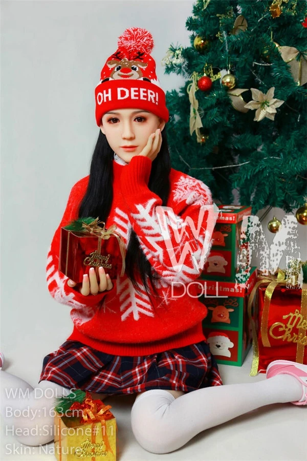 Muñeca sexual asiática Layla de 163 cm con atuendo navideño súper realista de WM Dolls y segunda cabeza de regalo.