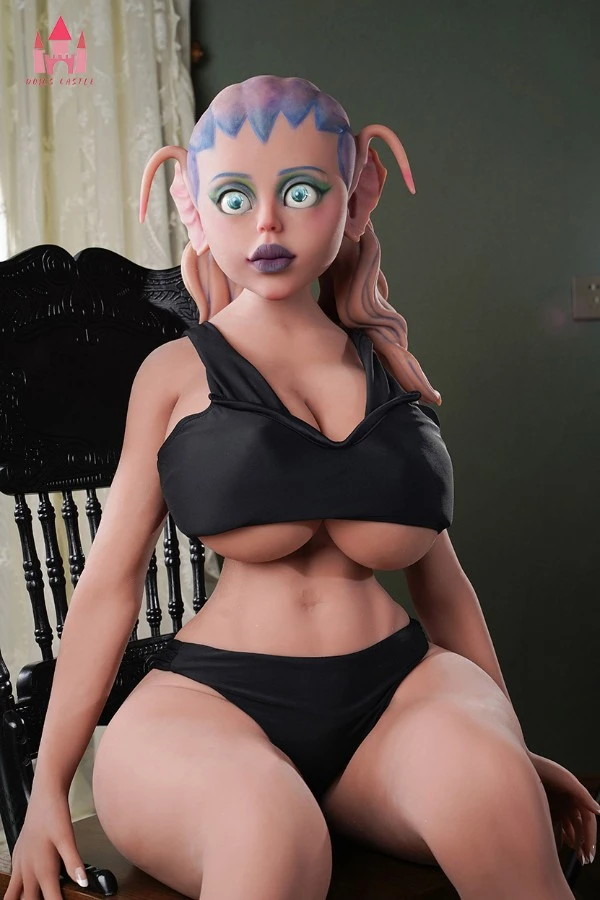 Dolls Castle presenta la muñeca sexual extraterrestre Savannah de 141 cm con traje de baño de pelo rizado y segunda cabeza de cortesía.