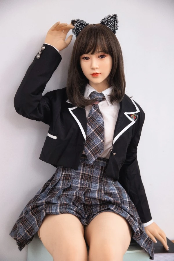 Muñeca MeSe Andrea de 166 cm con cabello corto y diseño curvilíneo.